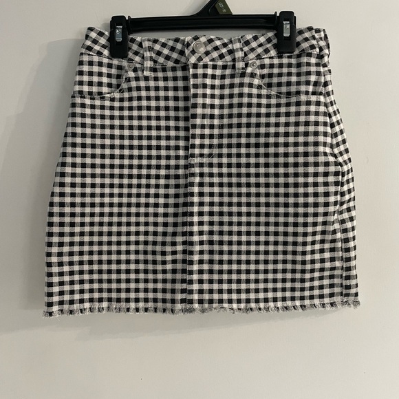 Forever 21 Dresses & Skirts - Forever 21 Stylish Black and White Checkered Mini Skirt in size small